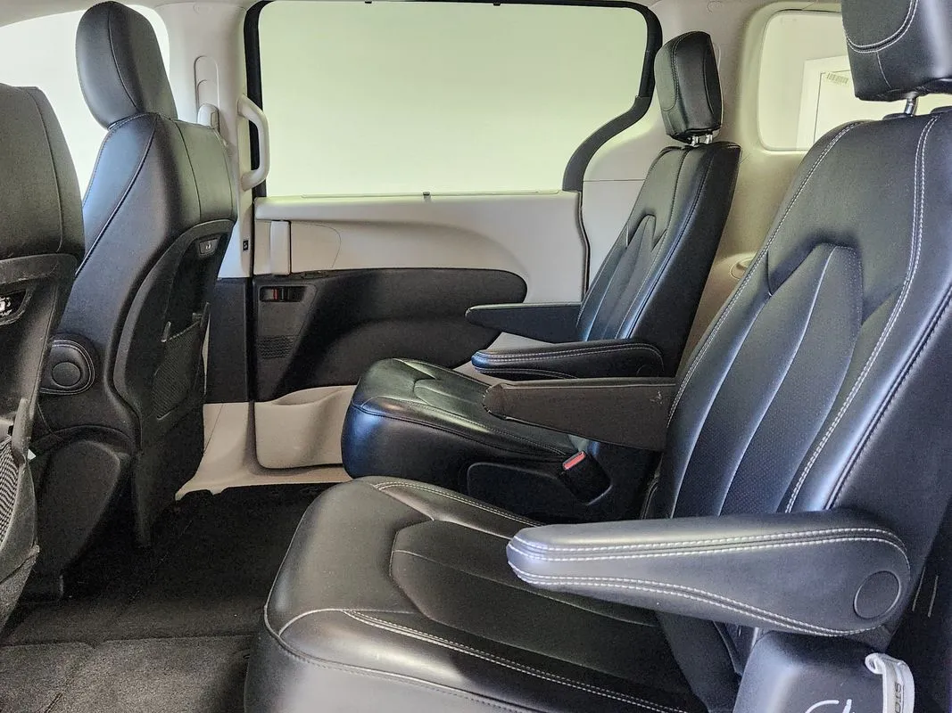 Chrysler Pacifica photo 12