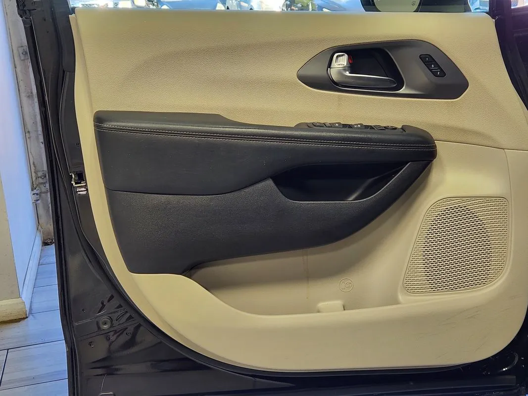 Chrysler Pacifica photo 10