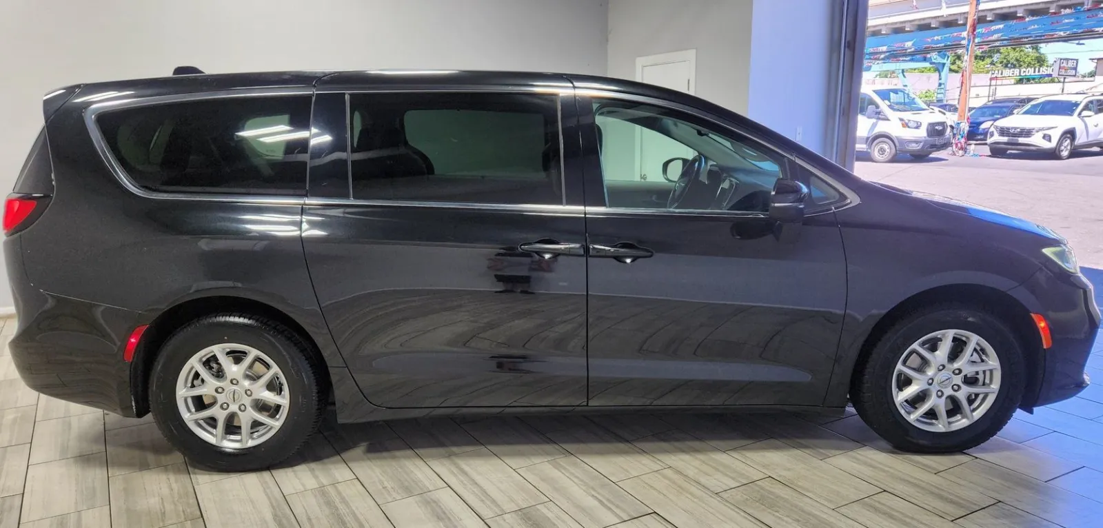 Chrysler Pacifica photo 6