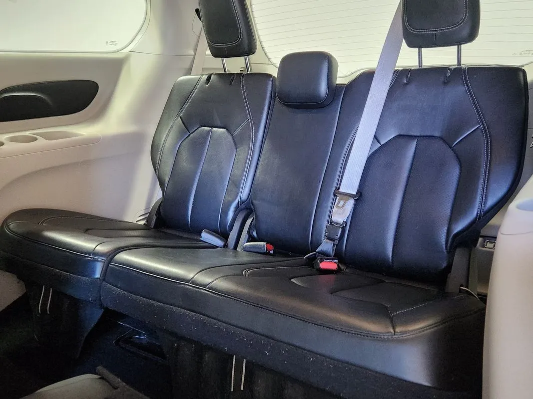 Chrysler Pacifica photo 13