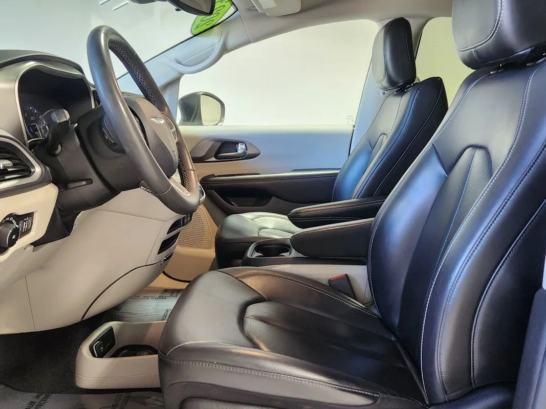 Chrysler Pacifica photo 11