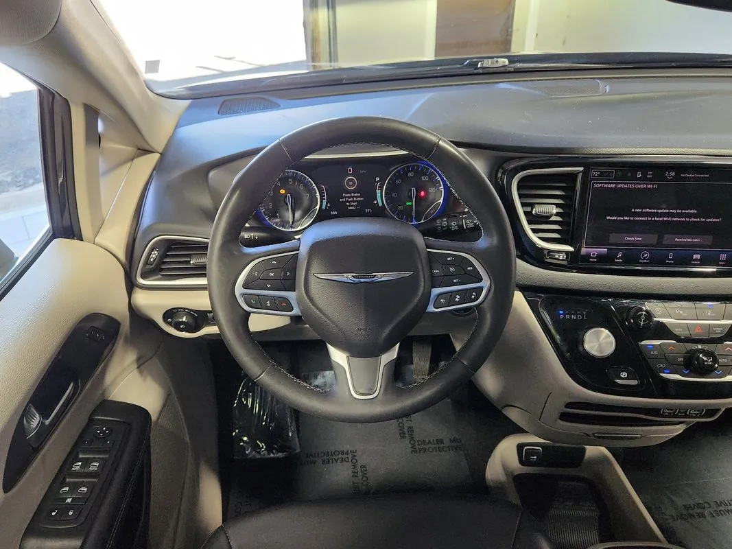 Chrysler Pacifica photo 16