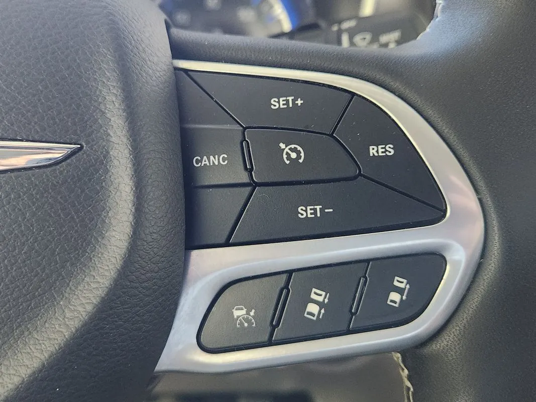 Chrysler Pacifica photo 17