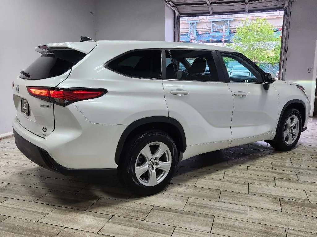 More photos of 2023 Toyota Highlander Hybrid LE at Torresdale Ave, PA