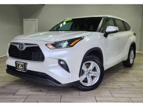 White 2023 Toyota Highlander Hybrid LE for sale in Philadelphia, PA