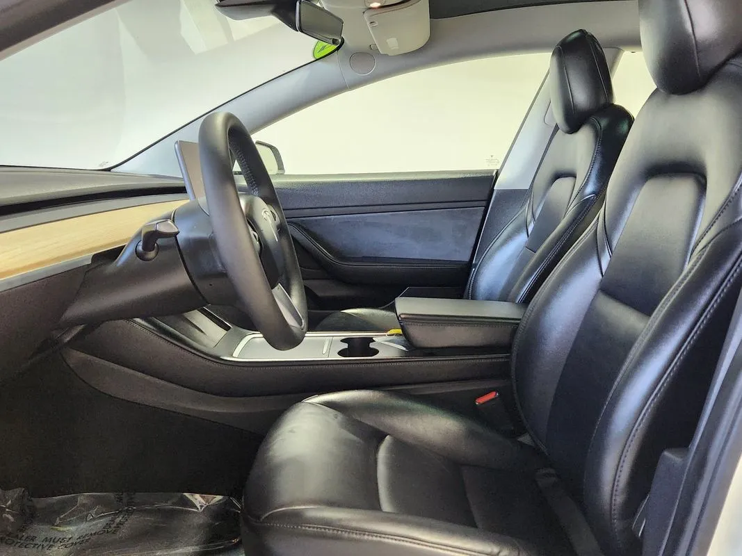 Tesla Model 3 photo 12