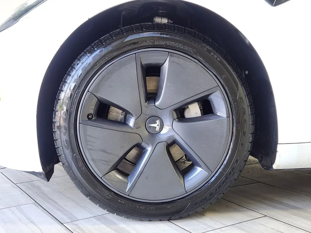 Tesla Model 3 photo 10