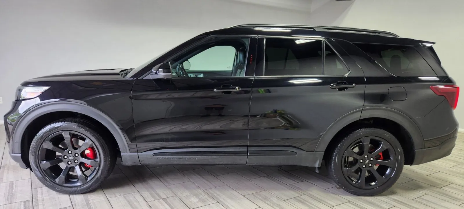 2022 Ford Explorer ST - Photo 2
