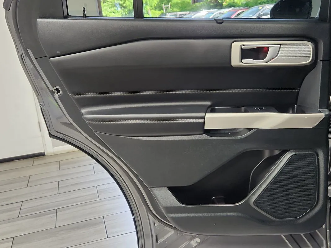 Ford Explorer photo 13