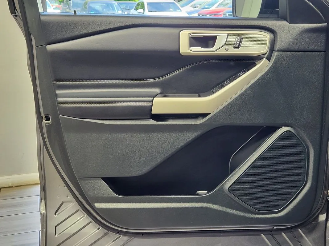 Ford Explorer photo 11