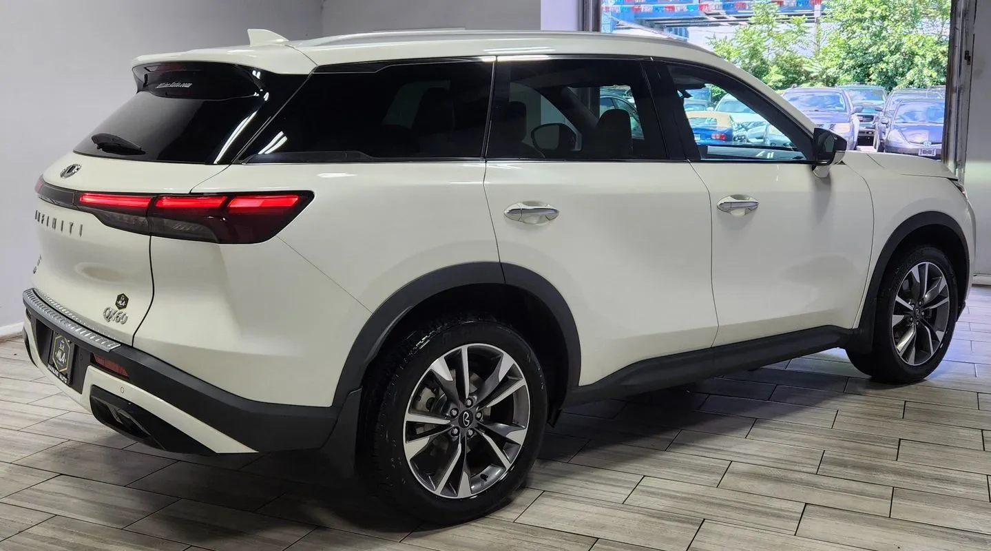 More photos of 2023 INFINITI QX60 LUXE AWD at Torresdale Ave, PA