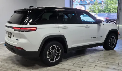 More photos of 2022 Jeep Grand Cherokee 4xe Trailhawk 4x4 at Torresdale Ave, PA