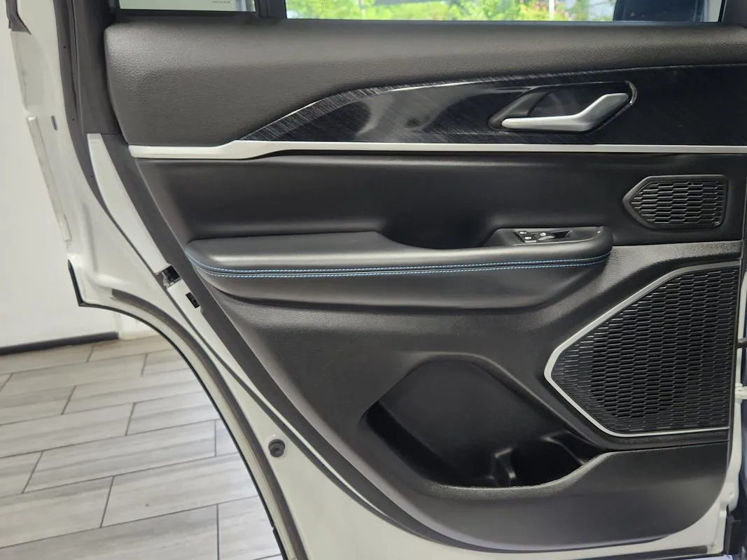 Jeep Grand Cherokee photo 12