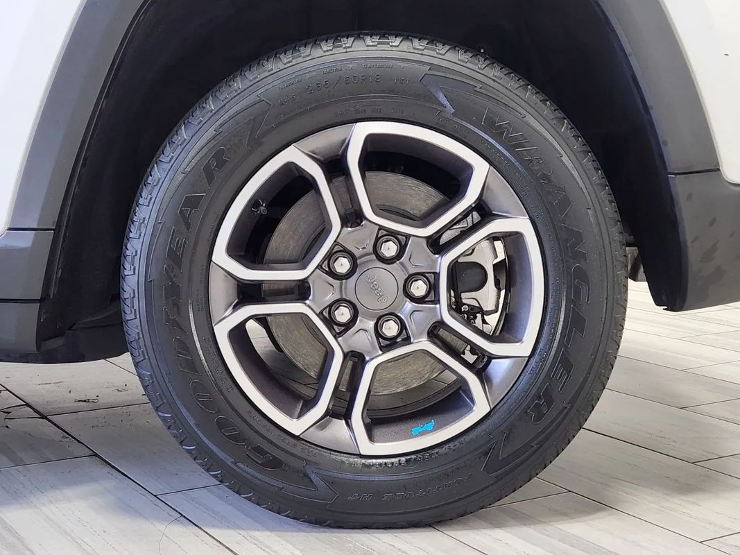 Jeep Grand Cherokee photo 9