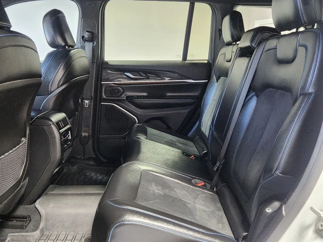 Jeep Grand Cherokee photo 13