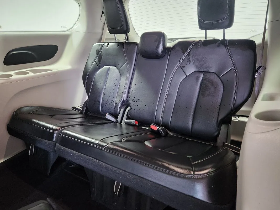 Chrysler Pacifica photo 12