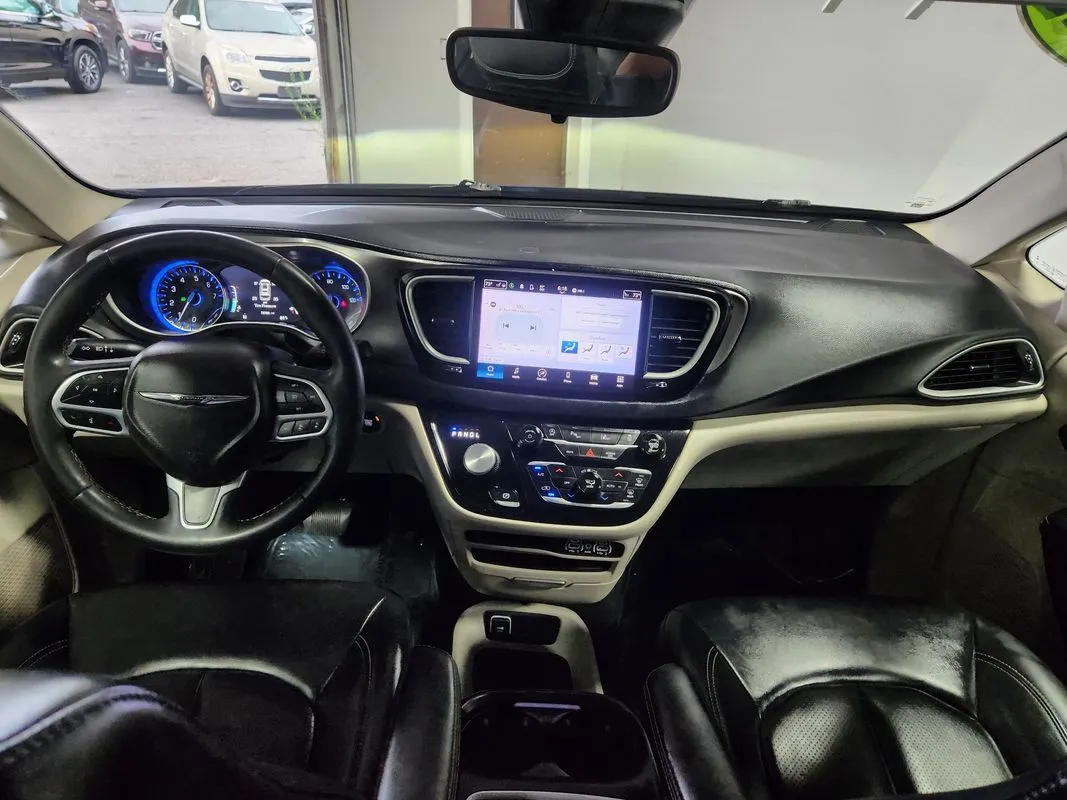 Chrysler Pacifica photo 14