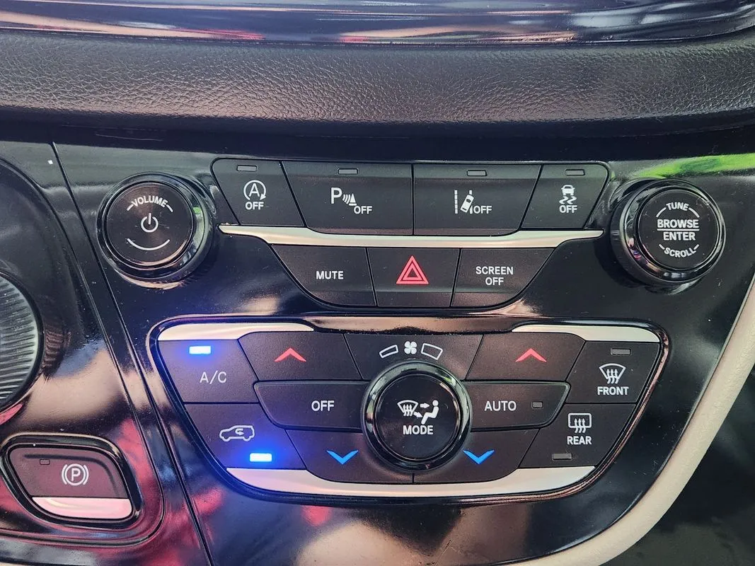 Chrysler Pacifica photo 21