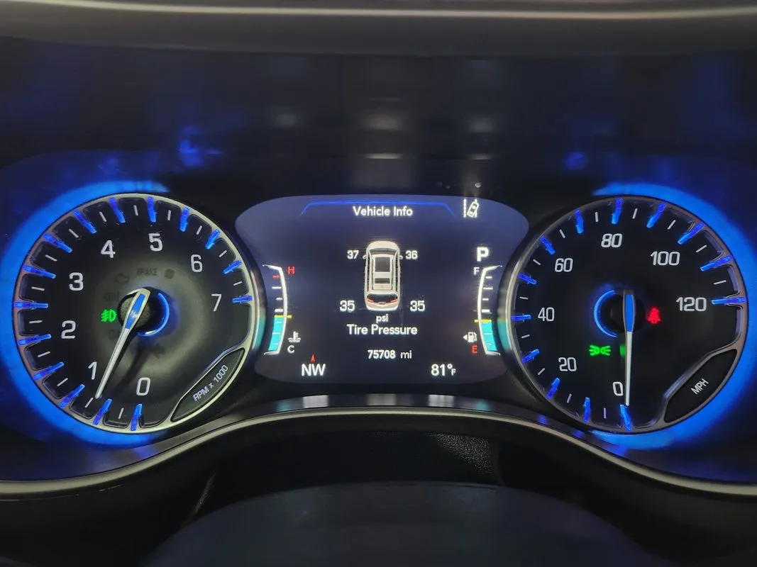 Chrysler Pacifica photo 17