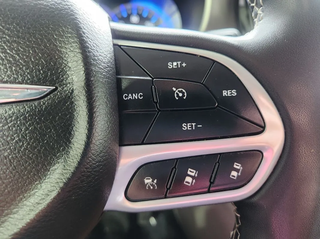Chrysler Pacifica photo 16