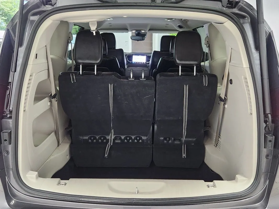 Chrysler Pacifica photo 13