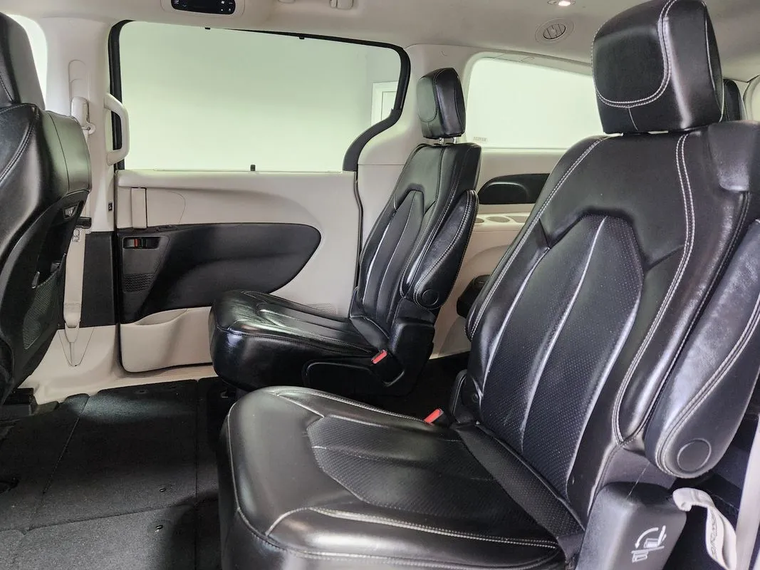 Chrysler Pacifica photo 11