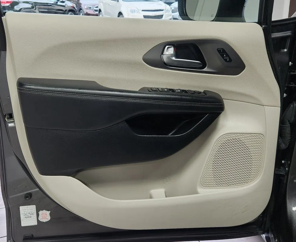 Chrysler Pacifica photo 9