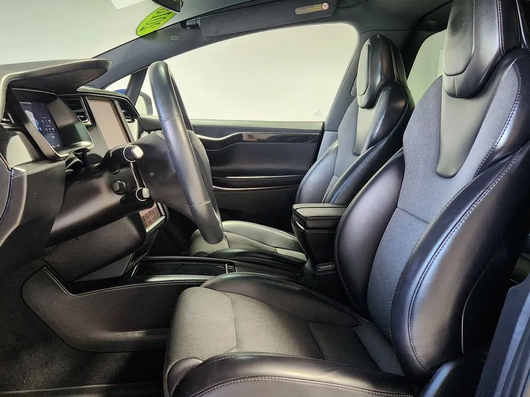 Tesla Model X photo 11