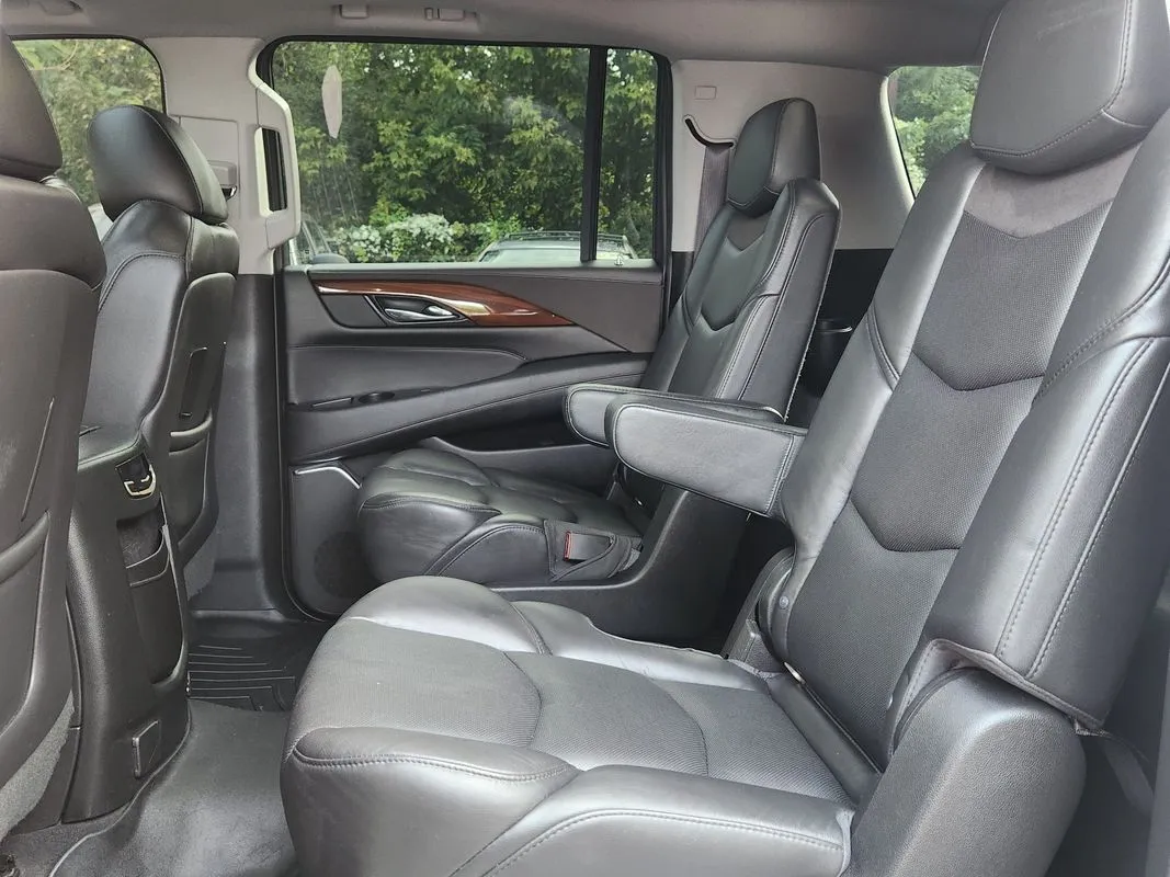 Cadillac Escalade ESV photo 13