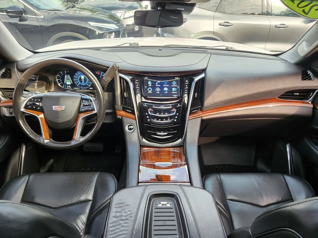 Cadillac Escalade ESV photo 18