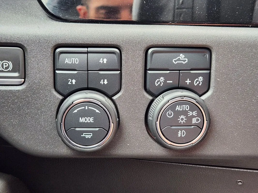 Chevrolet Silverado photo 26