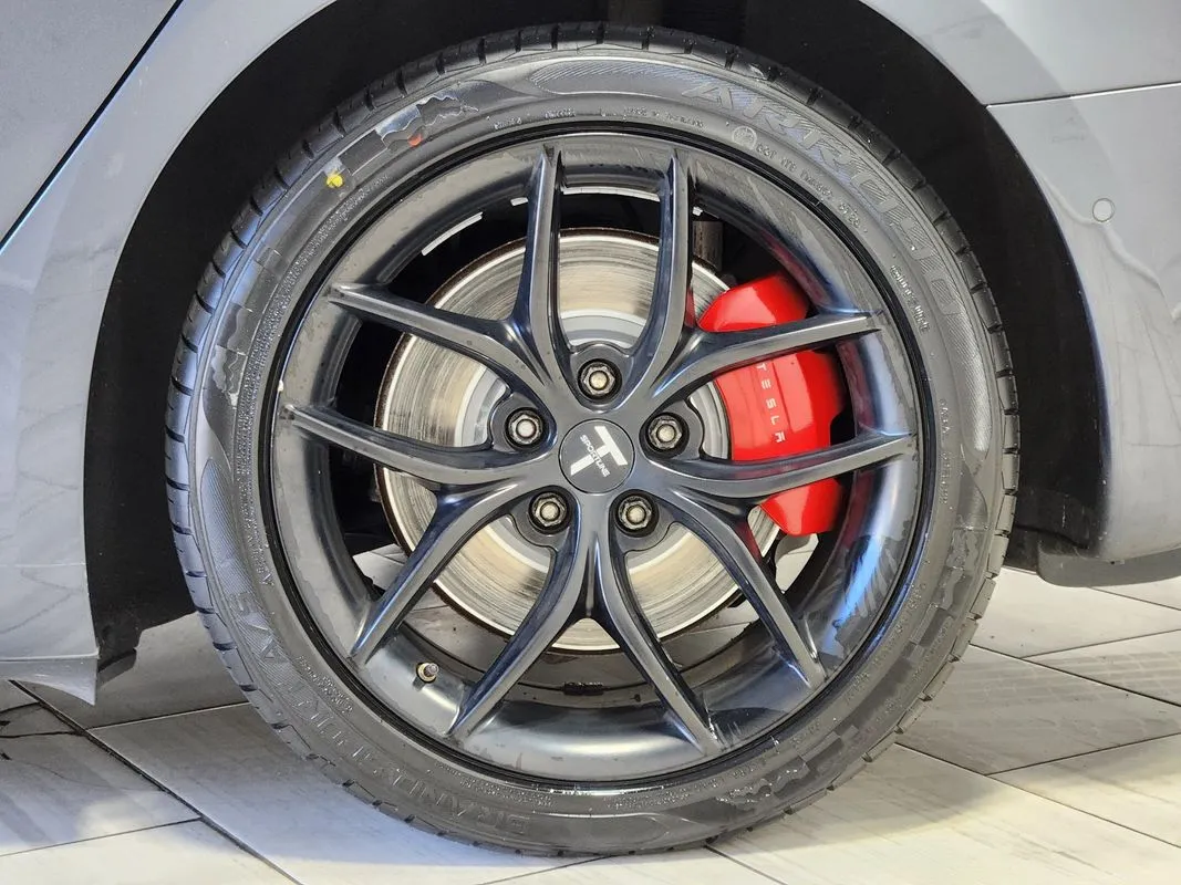 Tesla Model 3 photo 9