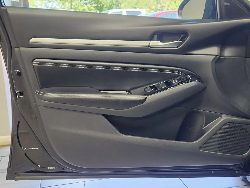 Nissan Altima photo 10