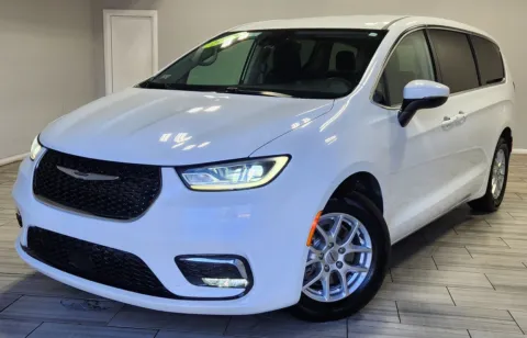 White 2023 Chrysler Pacifica Touring L for sale in Philadelphia, PA