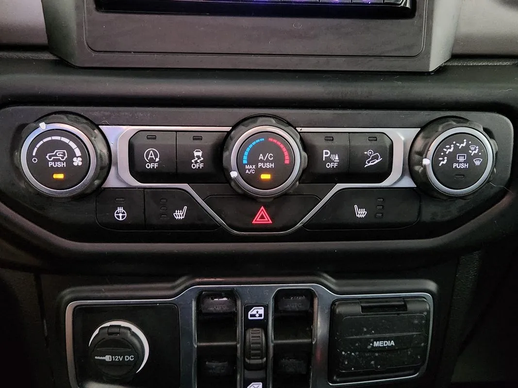 Jeep Wrangler photo 23