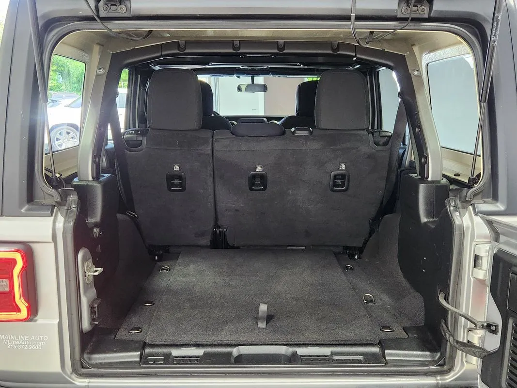 Jeep Wrangler photo 14