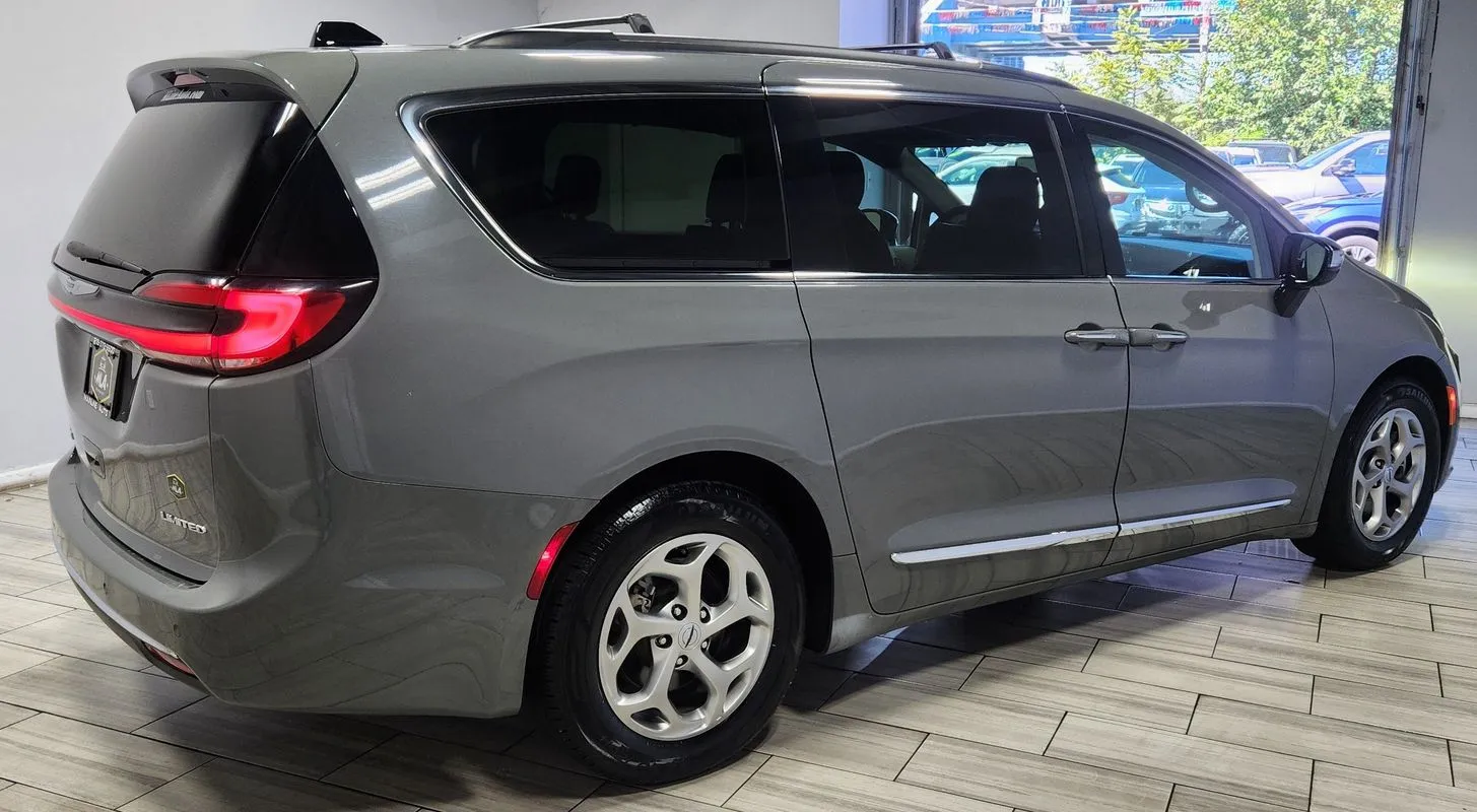 More photos of 2023 Chrysler Pacifica Limited at Torresdale Ave, PA