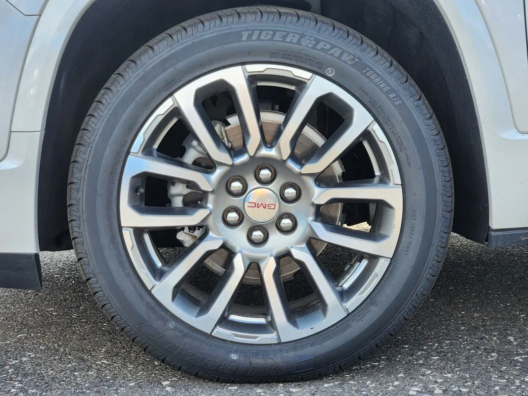GMC Acadia photo 9