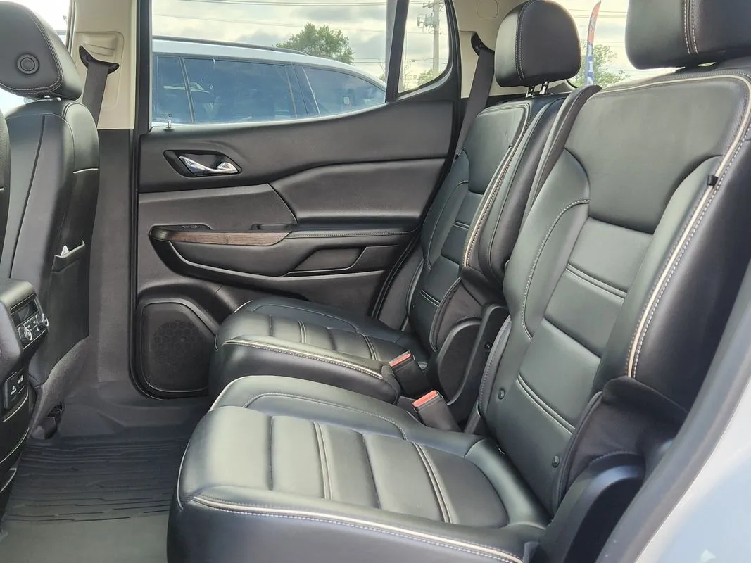 GMC Acadia photo 13