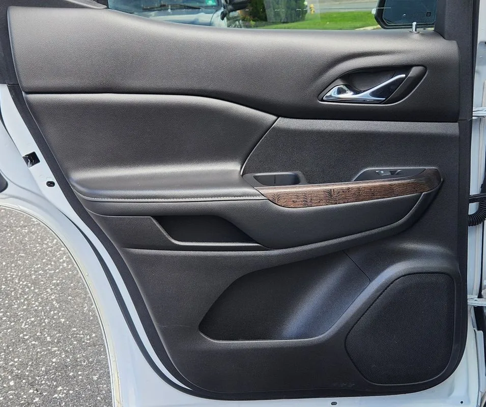 GMC Acadia photo 12
