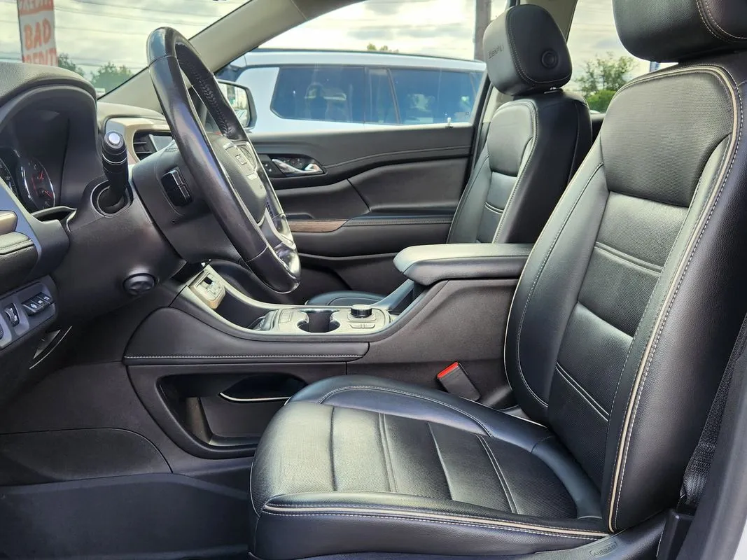 GMC Acadia photo 11