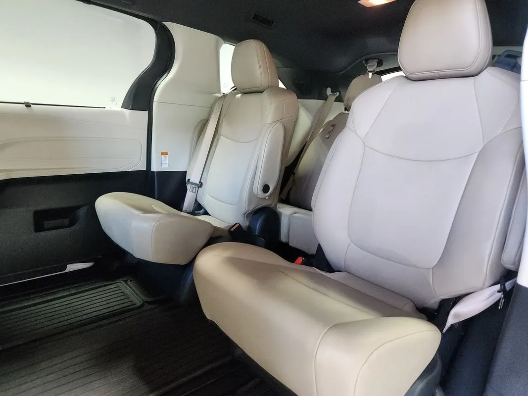 Toyota Sienna photo 11