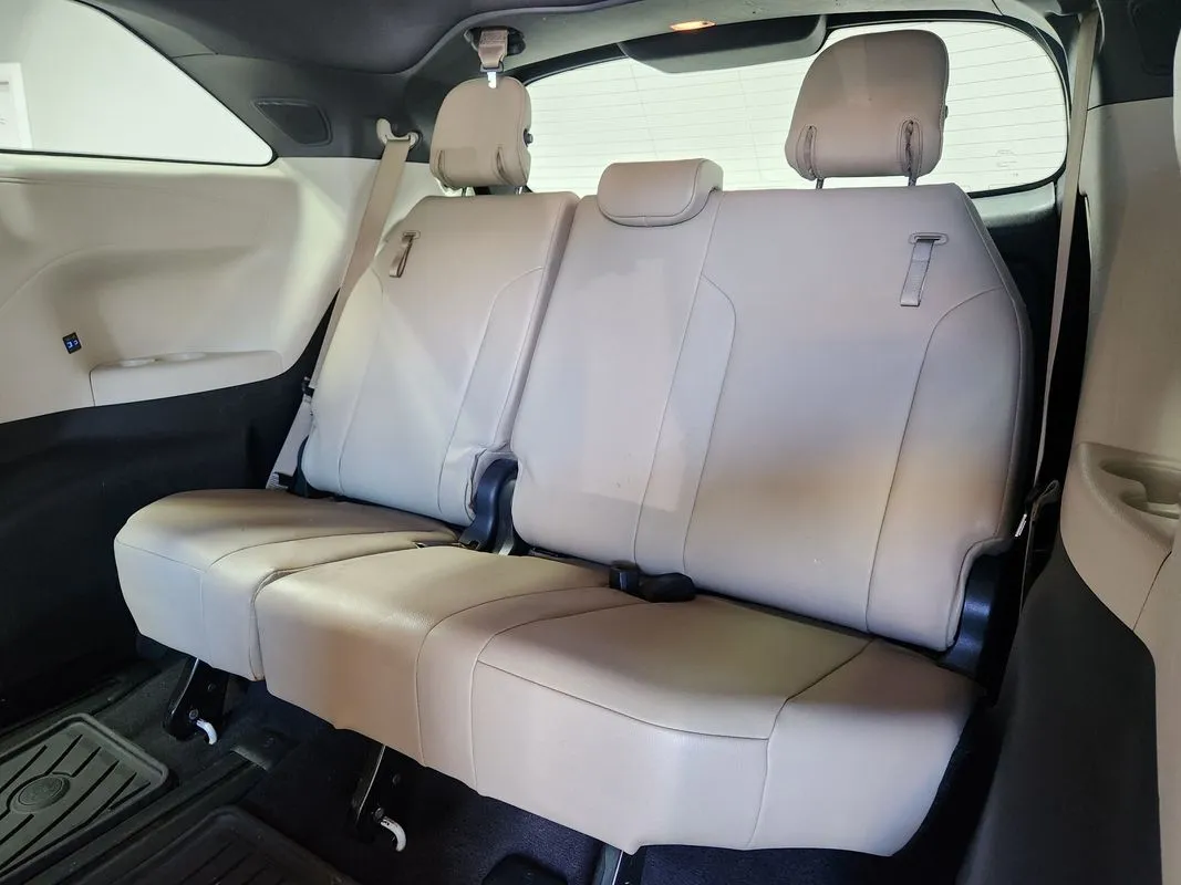 Toyota Sienna photo 12