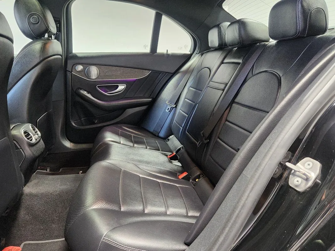 Mercedes-Benz C300 photo 13