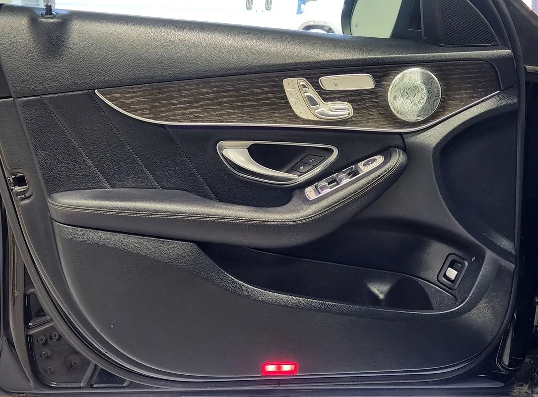Mercedes-Benz C300 photo 10