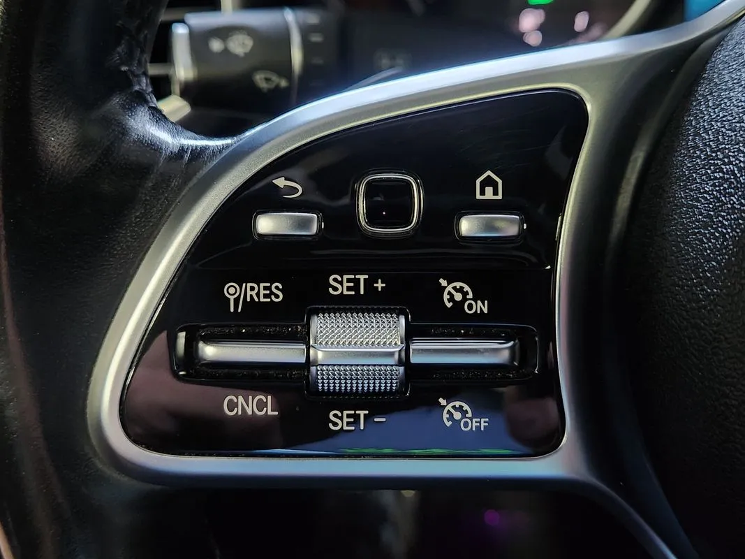 Mercedes-Benz C300 photo 18