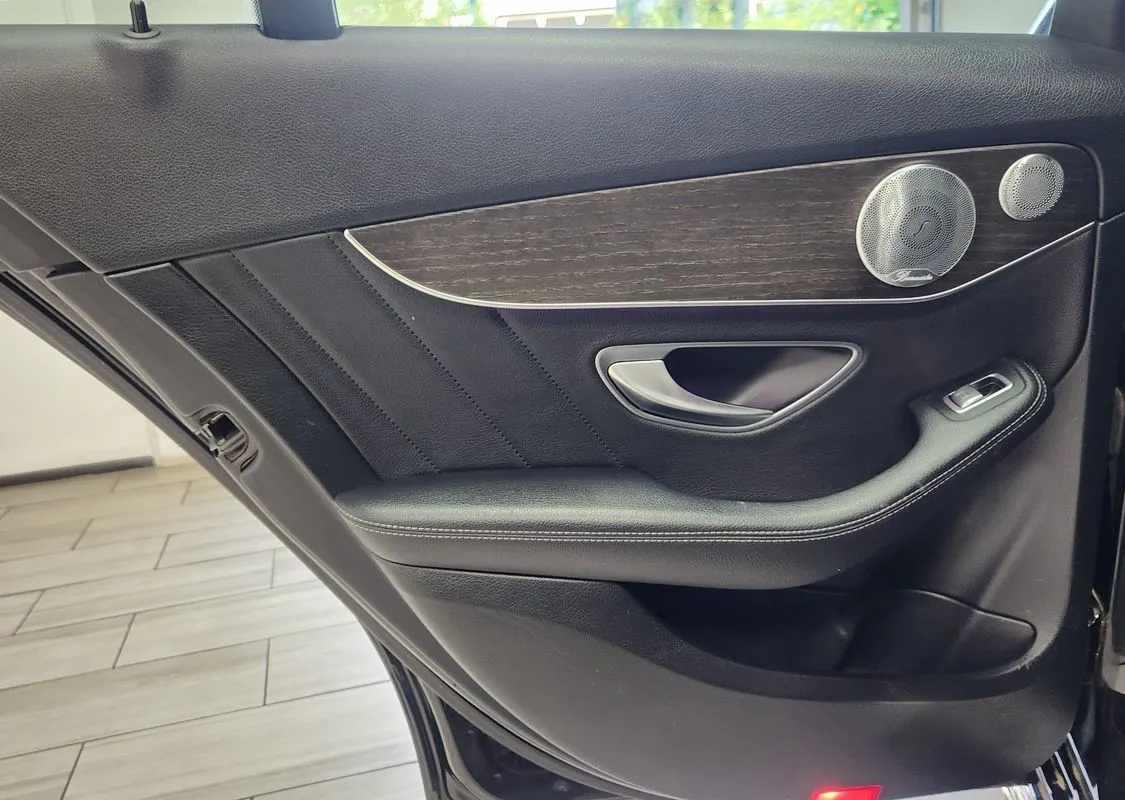 Mercedes-Benz C300 photo 12