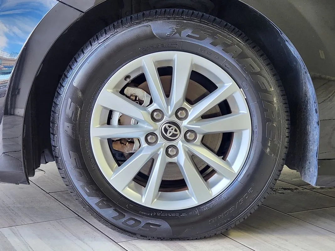 Toyota Camry photo 9