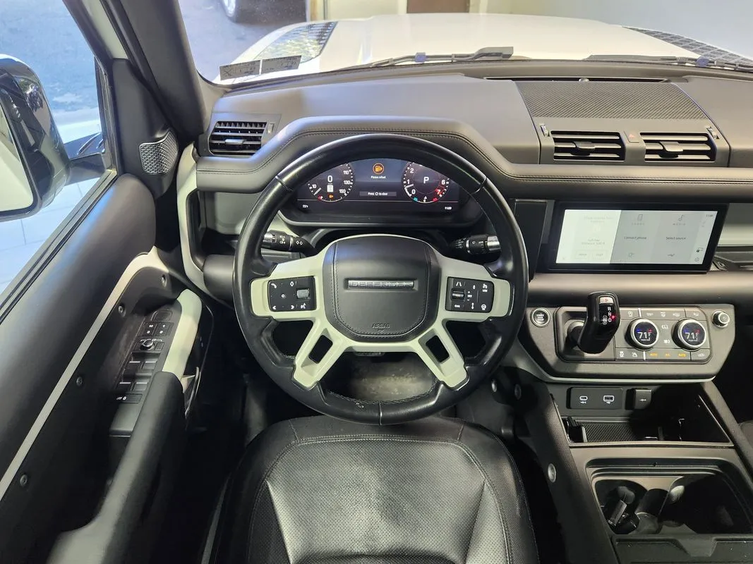 Land Rover Defender photo 18