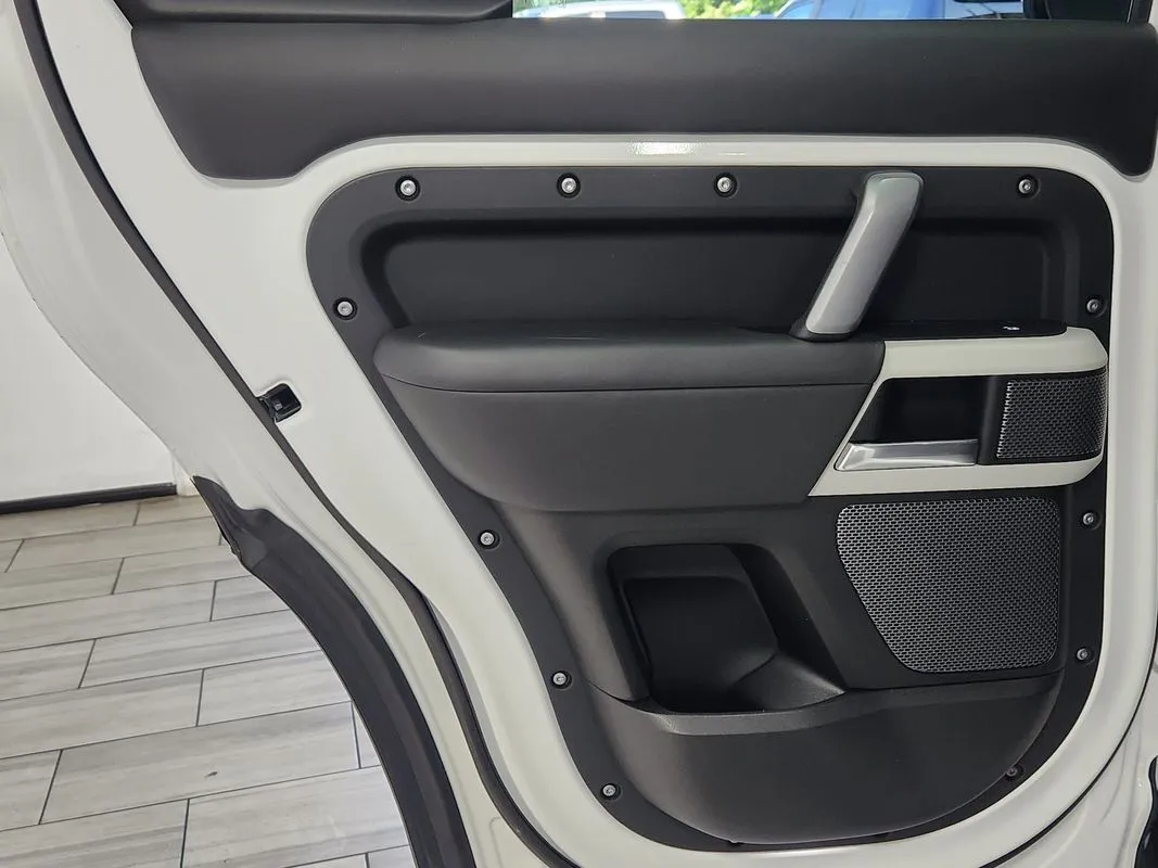 Land Rover Defender photo 12